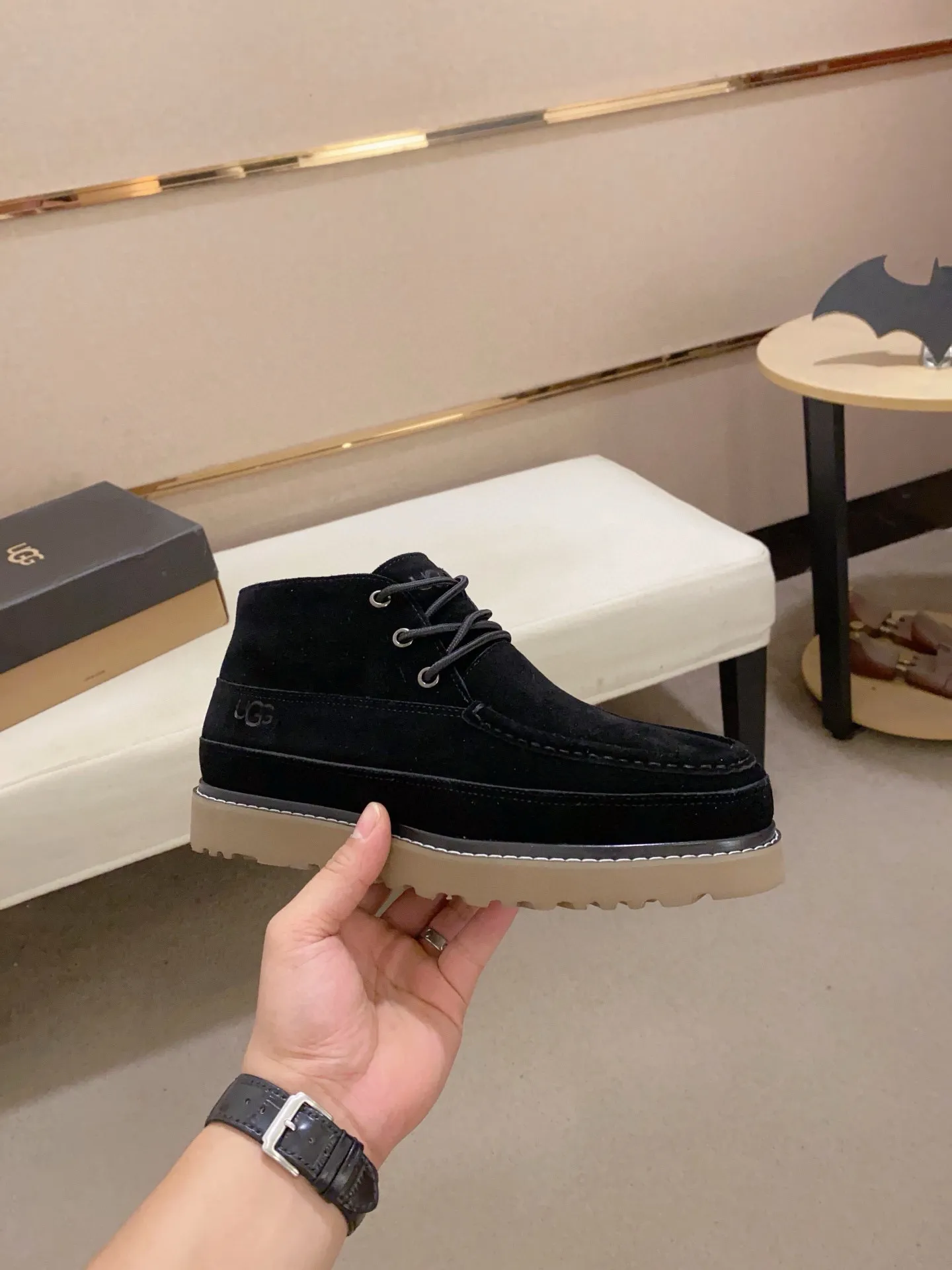 Men's shoes💰: 600💰(high-end goods) UGG❄️❄️Latest model 1:1⃣️quality, fabric: high-end quality first-layer cowhide imported from Europe. Lining: wool lining, sole: pure imported foam outsole. ❤️High-end goods, fine workmanship, trendy and fashionable. The fit is very classy. If you know the goods, you will not be able to refuse😍😍Number of codes: 38-44 (45 is custom-made and cannot be returned or exchanged)